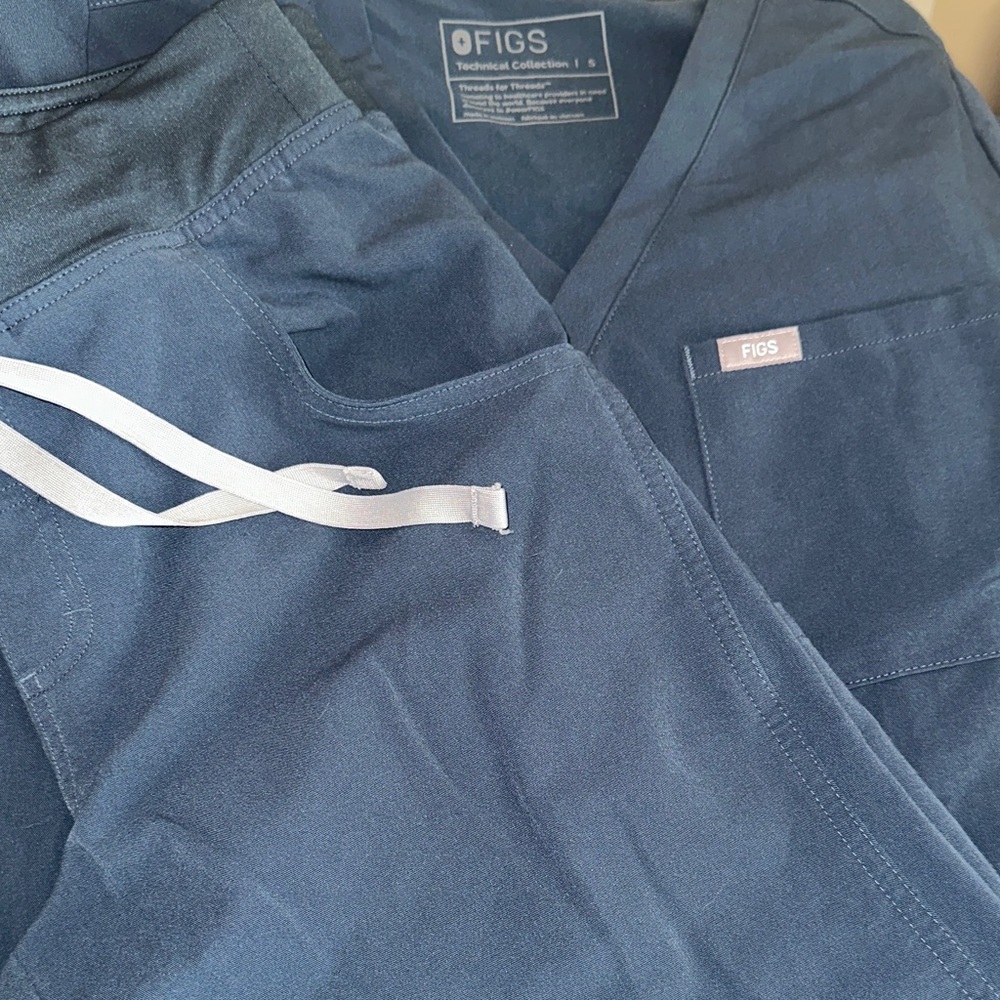 Figs Women’s Dark Harbor Scrub Set. One Pocket Top, Kade Bottom.